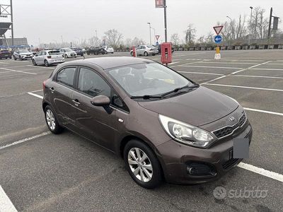 Käytetty Kia Rio 75 HP (55 kW) 2013 Ruskea Sedan