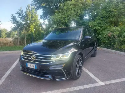 Usata VW Tiguan R-line 150 CV (110 kW) 2020 Nero SUV