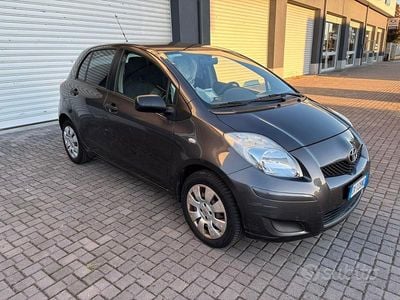 Usata Toyota Yaris 69 CV (50 kW) 2009 Grigio Utilitaria