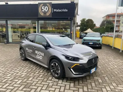 Usata Renault Clio V Techno 160 CV (117 kW) 2025 Grigio scisto Berlina