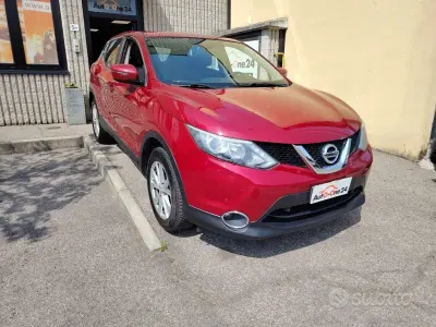 Usata Nissan Qashqai Tekna 110 CV (80 kW) 2017 Rosso scarlatto metallizzato SUV