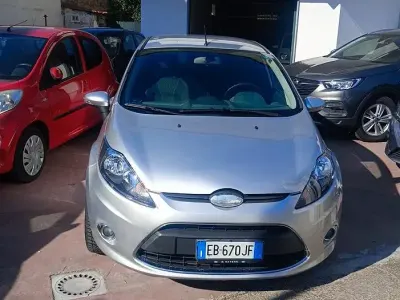 Usata Ford Fiesta 68 CV (50 kW) 2010 Grigio Berlina