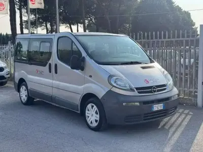 Usata Opel Vivaro 101 CV (74 kW) 2005 Argento Monovolume