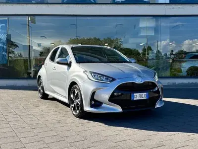 Usado Toyota Yaris Hybrid Trend 116 CV (85 kW) 2025 Plateado Utilitario