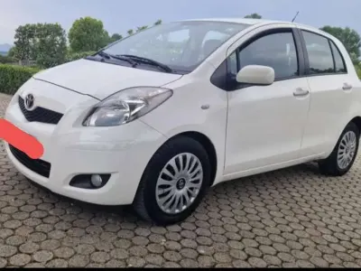 Usata Toyota Yaris 101 CV (74 kW) 2010 Bianco Utilitaria