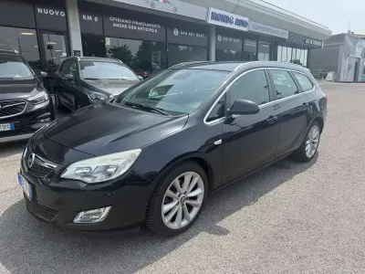 Usata Opel Astra Cosmo 125 CV (91 kW) 2012 Nero Station wagon