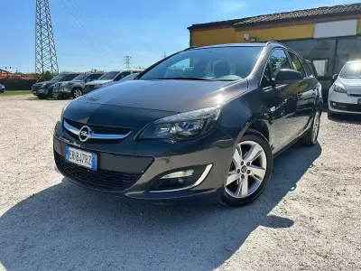 Usata Opel Astra Cosmo 110 CV (80 kW) 2013 Grigio Station wagon