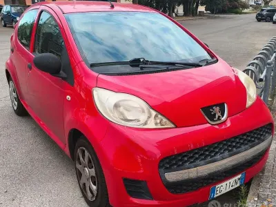 Usata Peugeot 107 140 CV (102 kW) 2011 Rosso Utilitaria
