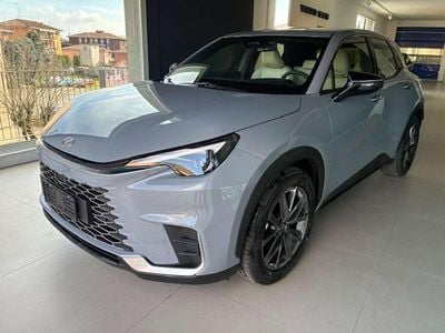 Nuova Lexus LBX 91 CV (66 kW) 2026 Cement grey SUV