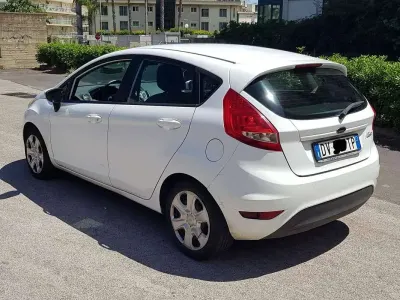 Usata Ford Fiesta 82 CV (60 kW) 2009 Bianco Berlina
