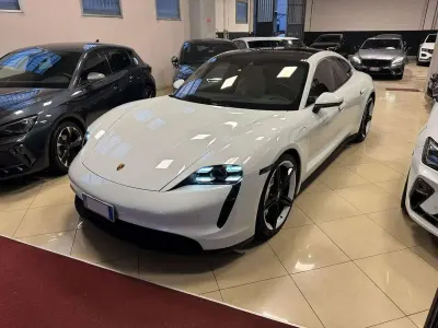 Begagnad Porsche Taycan 4S Performance Package 139 kW (190 HK) 2020 Vit Sedan