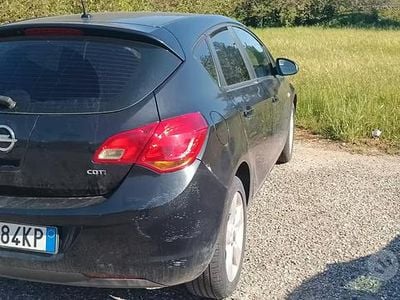 Usata Opel Astra 110 CV (80 kW) 2012 Nero Berlina