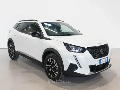 Begagnad Peugeot 2008 Allure 131 HK (96 kW) 2023 Vit SUV