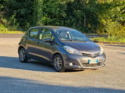 Usata Toyota Yaris Lounge 69 CV (50 kW) 2014 Marrone Utilitaria