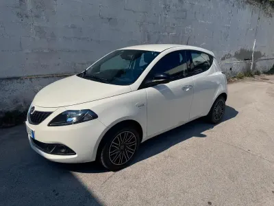 Usata Lancia Ypsilon Gold 69 CV (50 kW) 2022 Bianco Utilitaria