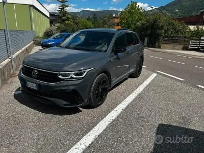 Usata VW Tiguan R-line 200 CV (147 kW) 2024 Grigio SUV