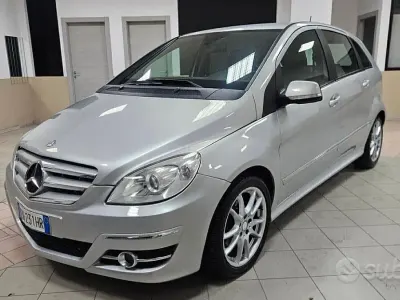 Usata Mercedes B180 Premium 109 CV (80 kW) 2011 Grigio Monovolume