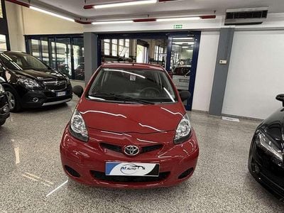 Usado Toyota Aygo Sol 68 HP (50 kW) 2011 Vermelho Citadino