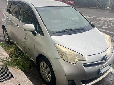 Usata Toyota Verso-S 99 CV (72 kW) 2012 Grigio Monovolume