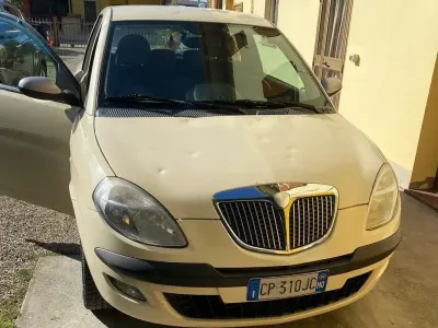 Usado Lancia Ypsilon 69 HP (50 kW) 2004 Dourado Citadino