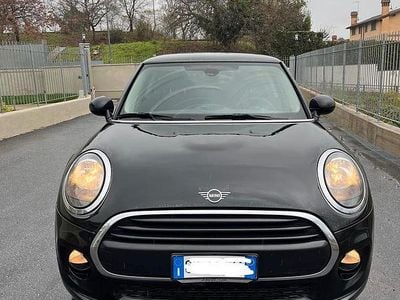 Begagnad Mini ONE 75 HK (55 kW) 2019 Svart Halvkombi