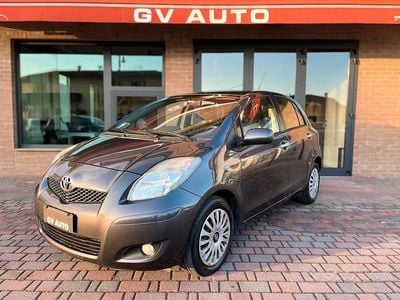Usata Toyota Yaris Sol 69 CV (50 kW) 2010 Grigio Utilitaria