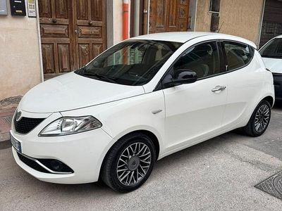 Usata Lancia Ypsilon 95 CV (69 kW) 2015 Bianco Utilitaria