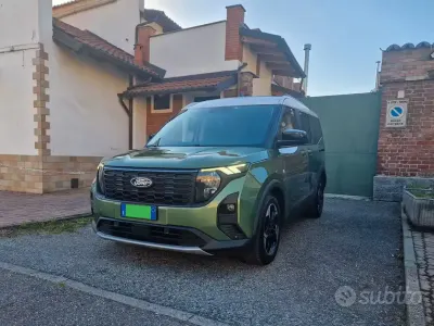 Begagnad Ford Tourneo Courier 125 HK (91 kW) 2024 Grön Minibuss