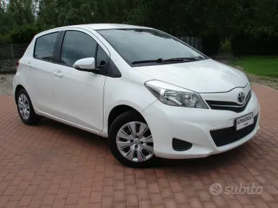 Usata Toyota Yaris 69 CV (50 kW) 2012 Bianco Utilitaria