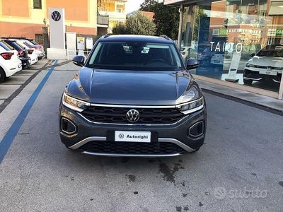 Usata VW T-Roc Life 116 CV (85 kW) 2024 Grigio SUV