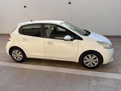 Usata Peugeot 208 Active 68 CV (50 kW) 2014 Bianco Utilitaria