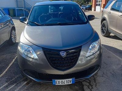 Usado Lancia Ypsilon 86 HP (63 kW) 2014 Cinzento Citadino