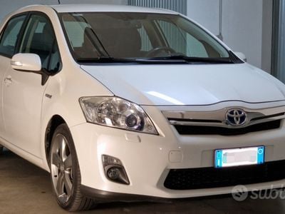 Usata Toyota Auris Hybrid Executive 99 CV (72 kW) 2011 Bianco Berlina
