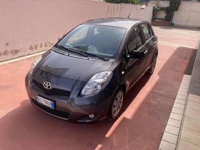 Usata Toyota Yaris 90 CV (66 kW) 2010 Grigio Utilitaria