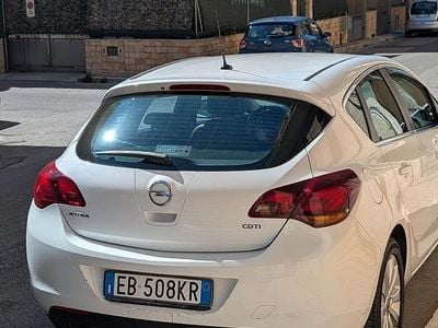 Usata Opel Astra 110 CV (80 kW) 2011 Bianco Berlina