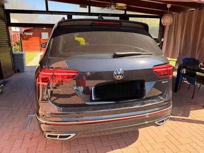 Begagnad VW Tiguan Allspace R-line 200 HK (147 kW) 2024 Svart SUV