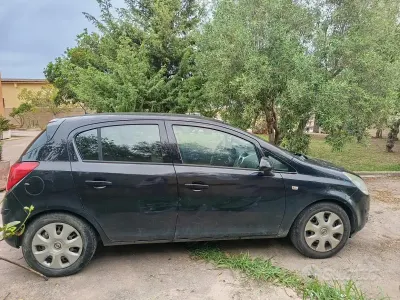 Begagnad Opel Corsa 80 HK (58 kW) 2009 Svart Halvkombi