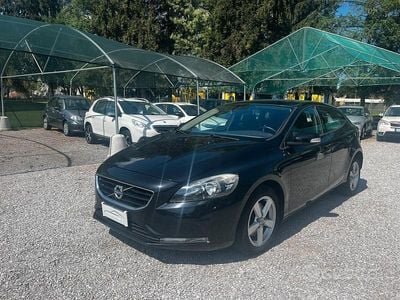 Usata Volvo V40 120 CV (88 kW) 2014 Blu Berlina