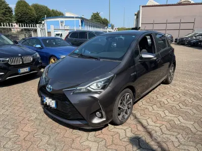 Usata Toyota Yaris Hybrid Style 73 CV (53 kW) 2018 Grigio scuro Berlina