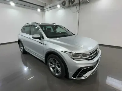 Używany VW Tiguan R-line 150 KM (110 kW) 2021 Srebrny SUV