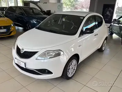 Usado Lancia Ypsilon Silver 69 CV (50 kW) 2016 Blanco Utilitario
