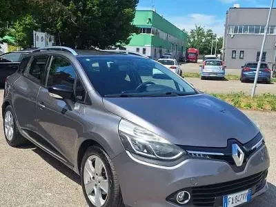Begagnad Renault Clio GrandTour 90 HK (66 kW) 2015 Grå Kombi
