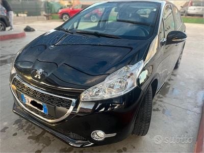 Nero Usata 2015 Peugeot 208 Utilitaria | 5000 € (Buon prezzo)