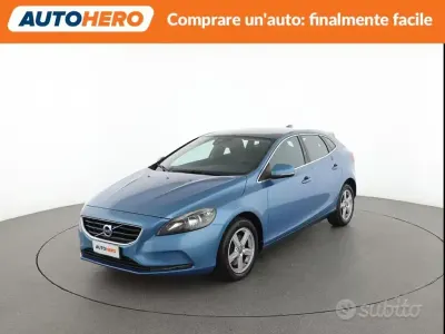 Usata Volvo V40 Momentum 150 CV (110 kW) 2016 Blu Berlina