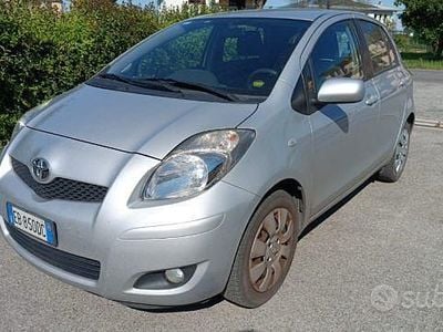 Usata Toyota Yaris Sol 101 CV (74 kW) 2010 Grigio Utilitaria