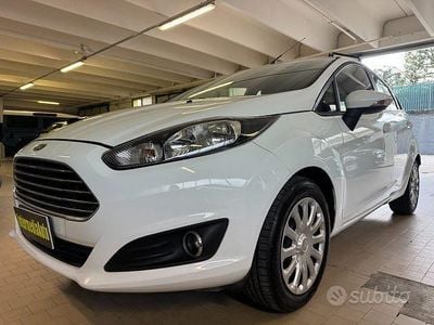 Usata Ford Fiesta 75 CV (55 kW) 2015 Bianco Berlina