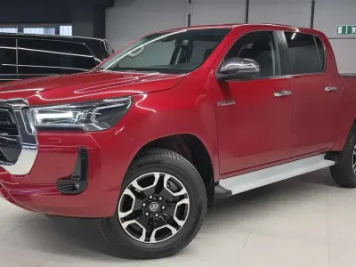Begagnad Toyota HiLux Executive 150 HK (110 kW) 2024 Röd Pickup