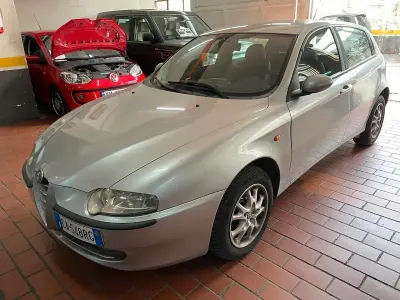Begagnad Alfa Romeo 147 Distinctive 120 HK (88 kW) 2002 Silver Halvkombi