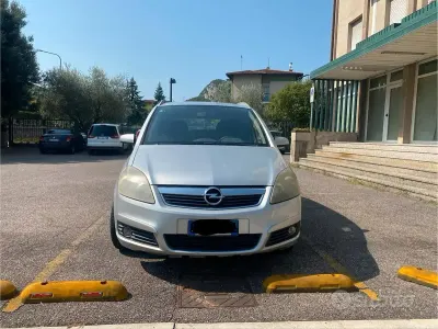 Usata Opel Zafira 101 CV (74 kW) 2005 Grigio Monovolume