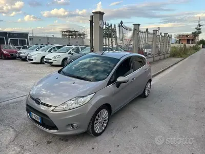 Usata Ford Fiesta Titanium 82 CV (60 kW) 2012 Grigio Utilitaria
